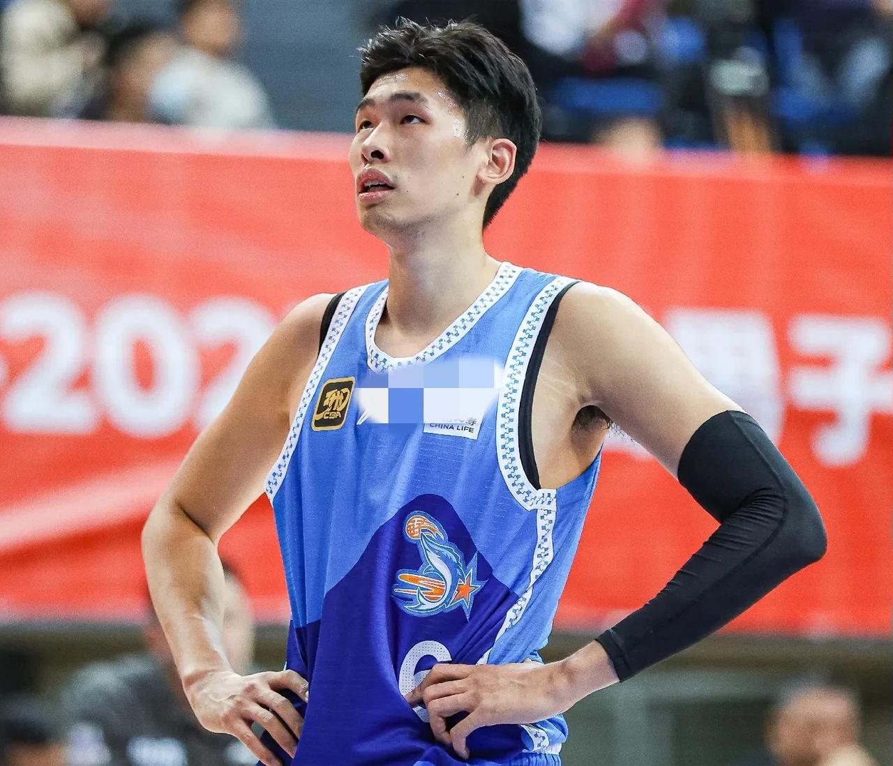 本赛季的齐麟与邹阳根本不是一个级别；
齐麟:350万元，25岁，场均14.2分4