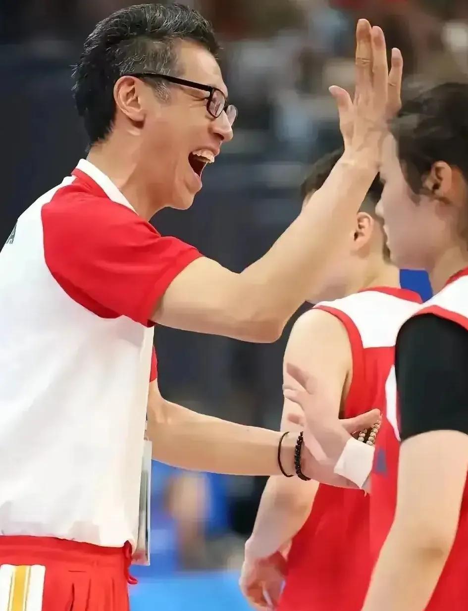 学院派冠军教练李笋南，带领中国女篮在大运会一战成名。李笋南执教能力高超，亲和力强
