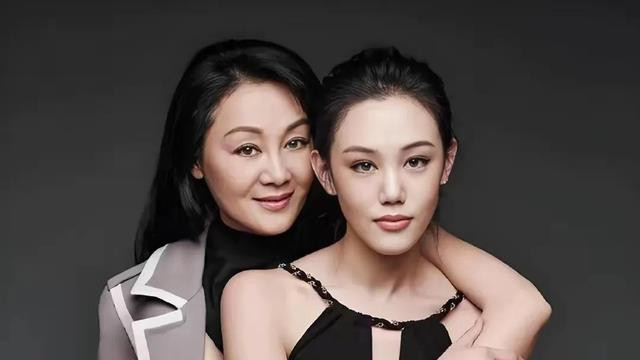1962年出生的大明星，今62岁徐娘半老，风韵犹存，女儿也是演员
