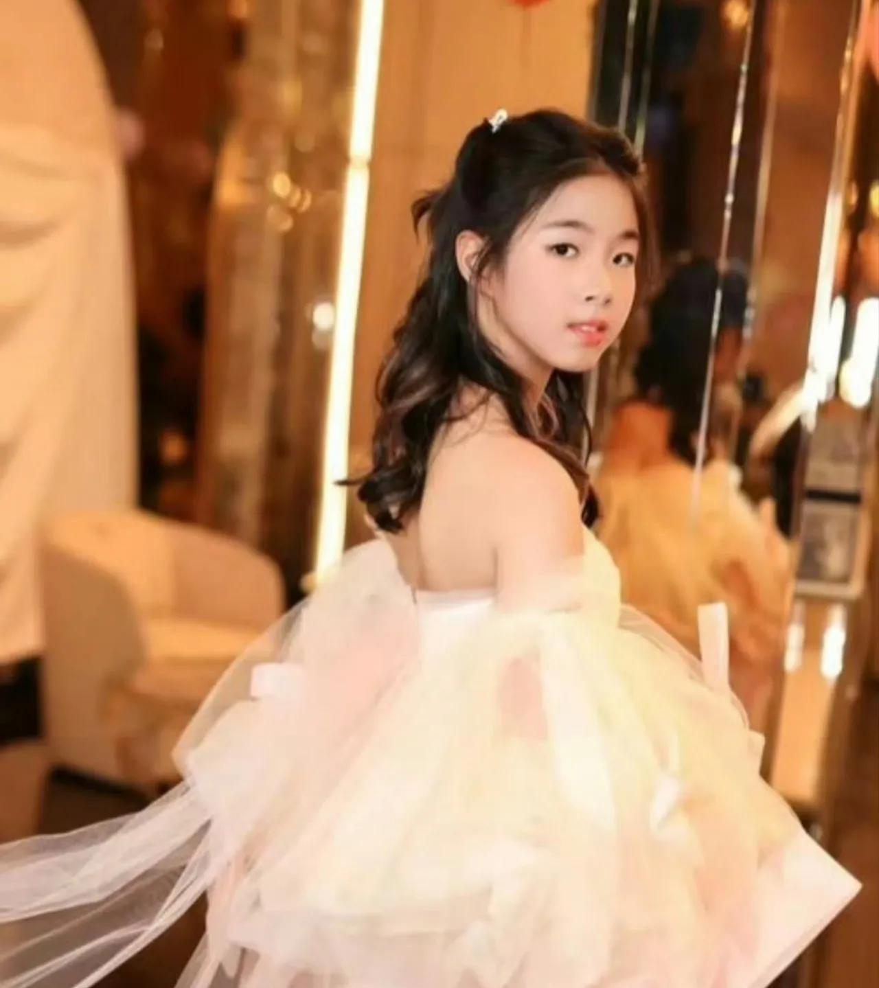 黄奕12岁女儿黄芊玲提出放弃赴英留学、转赴韩国当练习生的事件，引发广泛讨论。