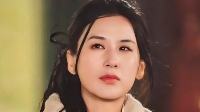 有句话一直不敢说。 黄圣依患上抑郁症是必然的。 不是她包容大度，也不是她善解人意，而是 她被驯化了！