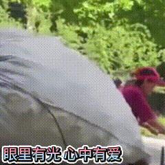 暖心到爆！
路人视角:
一位大妈骑着装满货物的三轮车，前面是戴眼镜的小伙子骑着单