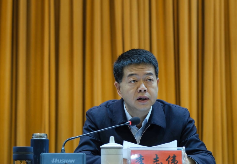 前脚开完正风肃己大会，看完警示教育片，第二天就主动投案，成为反面典型。据云南省纪