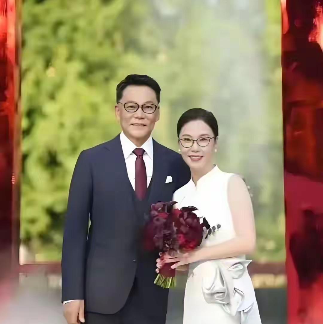 李国庆再婚启示录：61岁大佬为啥选了同龄的她？
当当网创始人李国庆的再婚消息一出