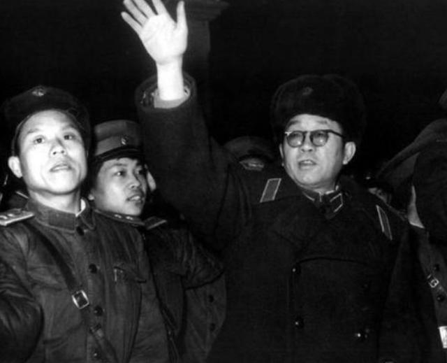 1959年1月，黄克诚大将在北京西直门火车站欢送转业军人去北大荒工作。那是他的高