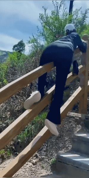 女子这可不是淘，大概率可能爬山爬得腿太累了，下山不得不借助下。
有网民说，小的时