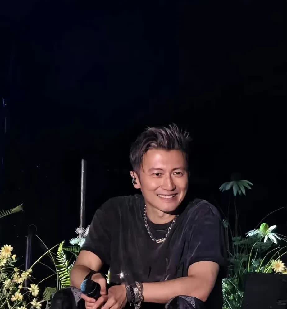 谢霆锋香港这一夜，
王菲赢麻了！

不化妆，不换衣服，
纯唱歌！
20