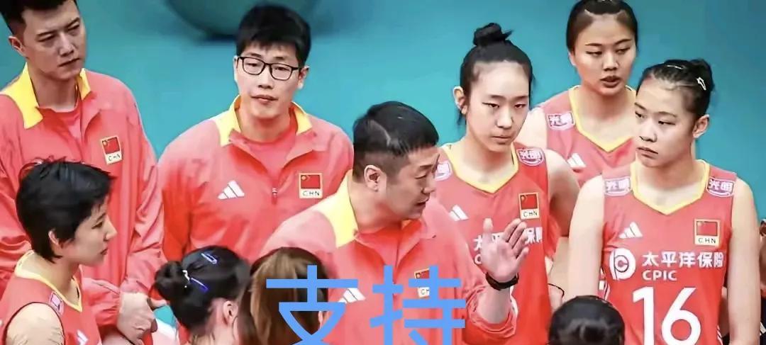 女排输给波兰后，开始就有很多球迷质疑主教练赵勇的水平问题了，我觉得大家还是要多给