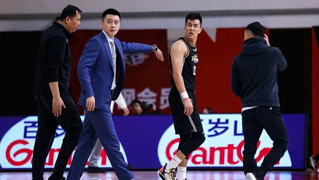 CBA赛场：给国内教练员的三处建议，外援真的没必要权重如此之高