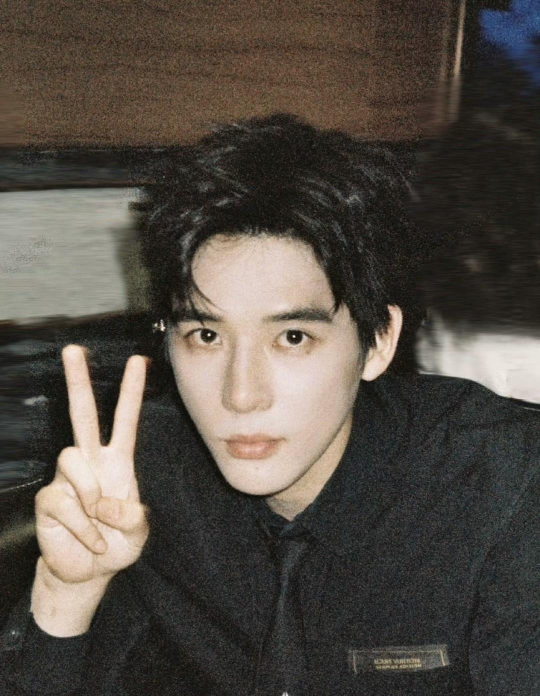 #万能生活指南# 男星中很喜欢井柏然的字迹，现在又多了一个王安宇。王安宇的字写得