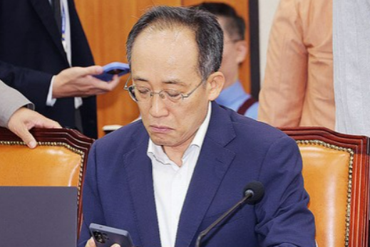 2日韩国内乱特检组对国民力量党前院内代表秋庆镐启动强制调查，针对其在“12·3紧