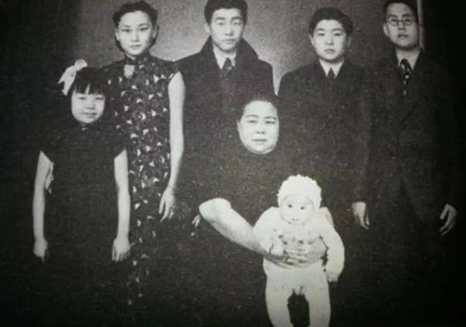 1938年1月，国民党上将韩复榘被枪决后，他的妻子高艺珍带着子女不知所措，原西北