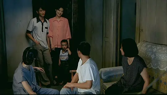   看完了《孔雀》这部电影，感觉心里酸酸的。影片中姐姐为了实现当伞兵的梦想去偷家