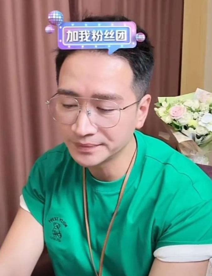 何晟铭还挺坦诚的
承认自己就是在蹭于正流量，的确，既然事情牵扯到他了，这波流量不