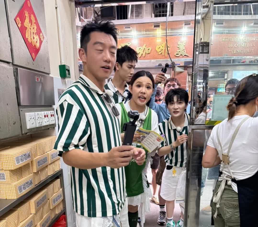 39岁郑恺现身澳门录制节目，他看起来好矮，身材五五分，感觉还不如普通人。