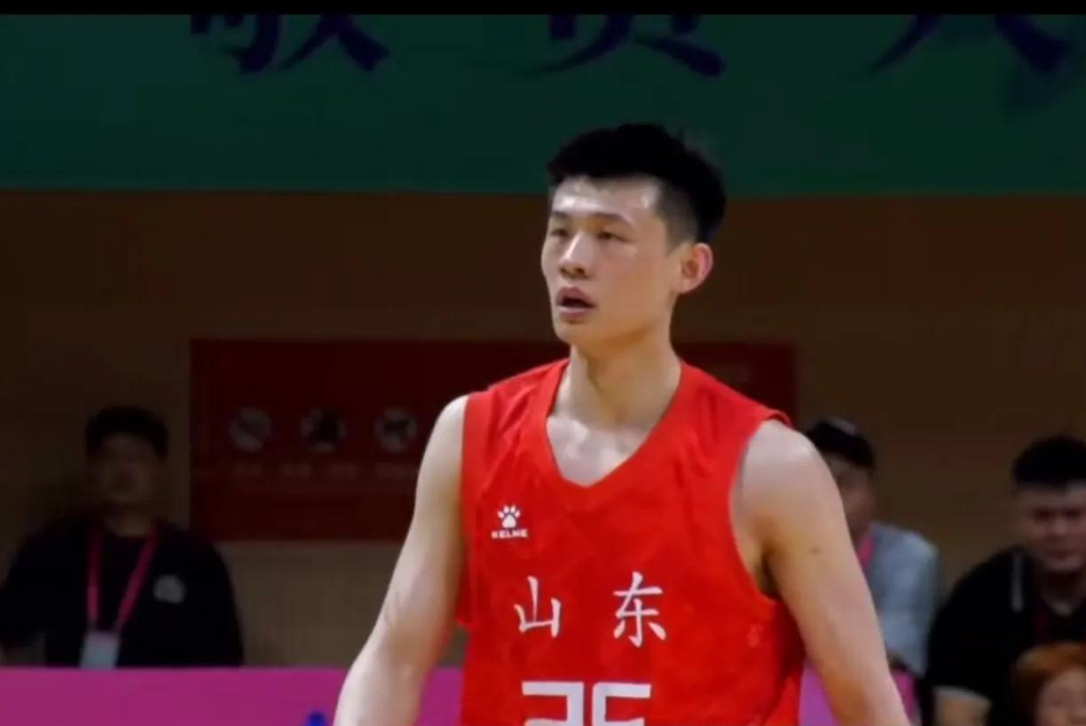 面对孙铭徽+周琦+胡金秋，王岚嵚爆砍23分5助攻3抢断，他举手投足之间是经历过了