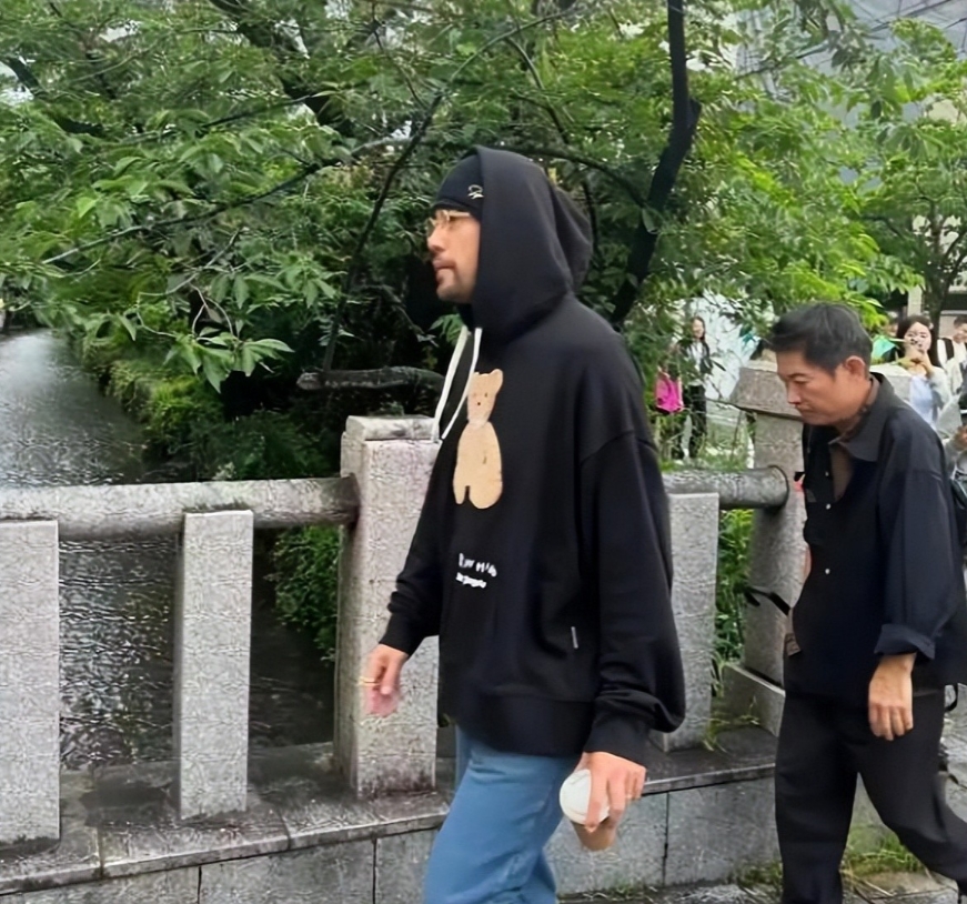 6月19日，“周杰伦强直性脊柱炎”登上热搜。据悉，不少娱乐圈人士都患有此病，公开