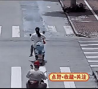 快看看，像这样的女司机开车，是不是都要躲得远远的？
在十字路口，两辆电动车在往前
