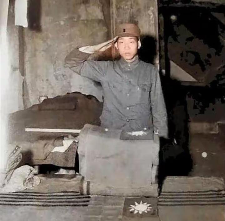 1945年日本投降后中国士官已经没有了左臂，正是因为在一次和日寇的交战中失去了手