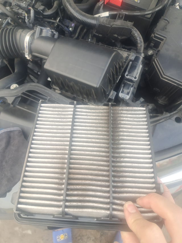 2万7才换空气滤芯
燃动灰开了2W7千公里，4儿保养了几次，空气空调滤芯都没换过