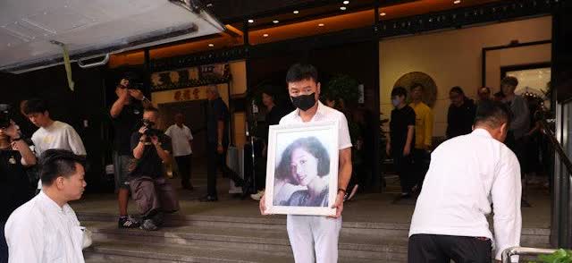 艾威太太告别式｜艾威强忍泪水送别亡妻陈美玲，缨红宴小酌红酒！
艾威太太陈美玲（