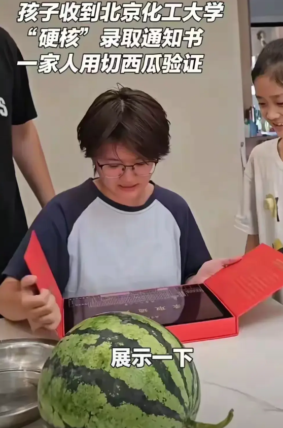 大学录取通知书除了告诉你考上了大学之外，还有其他价值，令人脑洞大开。
  河北的