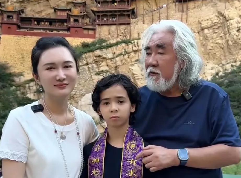 孩子多了是真累人。
张纪中夫妇领着4个孩子到景区去拍摄，说是商务邀约，两个儿子打