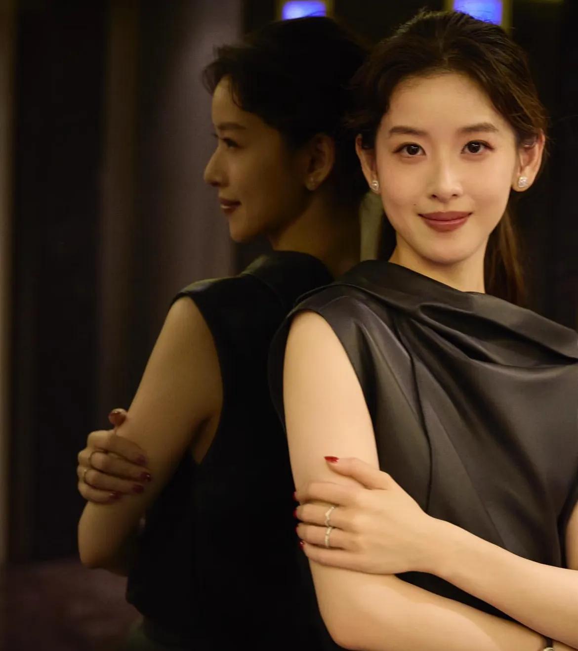 我问我妈，怎样可以把女儿培养成像章泽天那样？我妈沉默了一会，
开口说到：为了她能