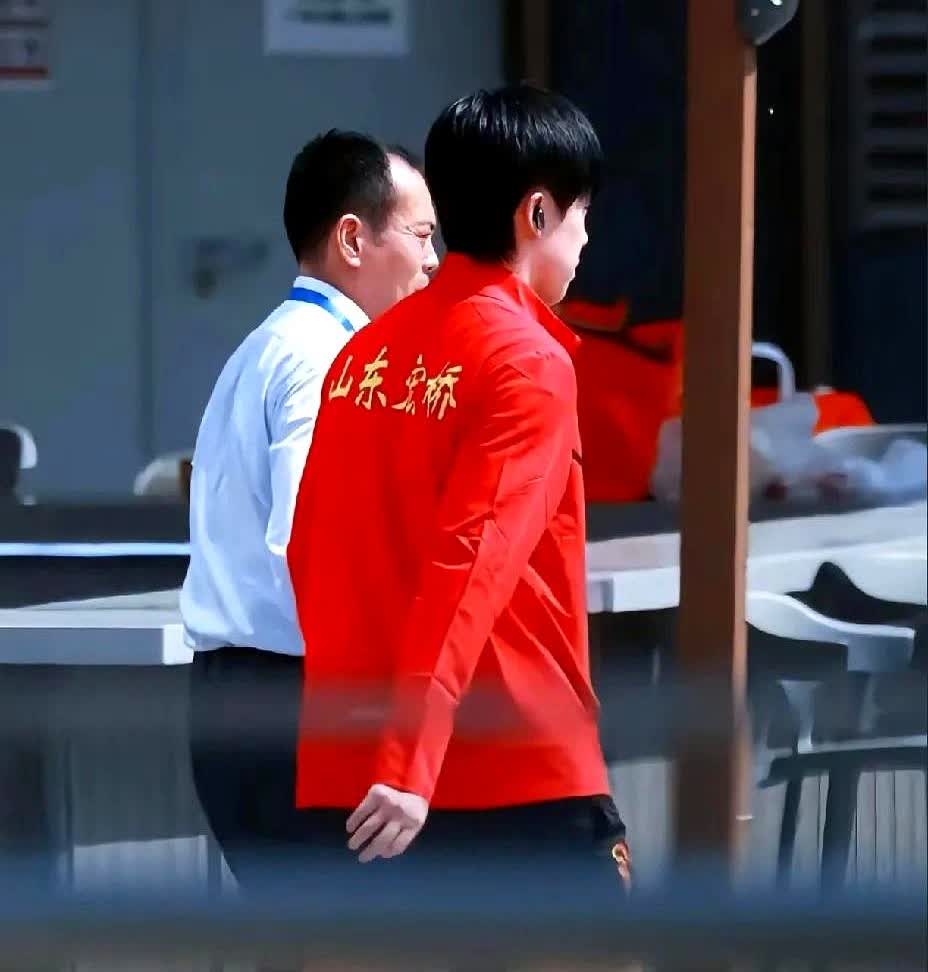 王楚钦自驾到河北雄安，红色外套帅气十足。

之前网上就有人爆料说大头要自己开