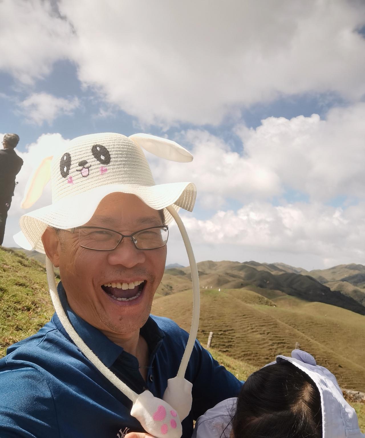 国庆节的快乐
普天同庆的日子
我与孙女在南山
看祖国的风景
享受天伦之乐
这种宁