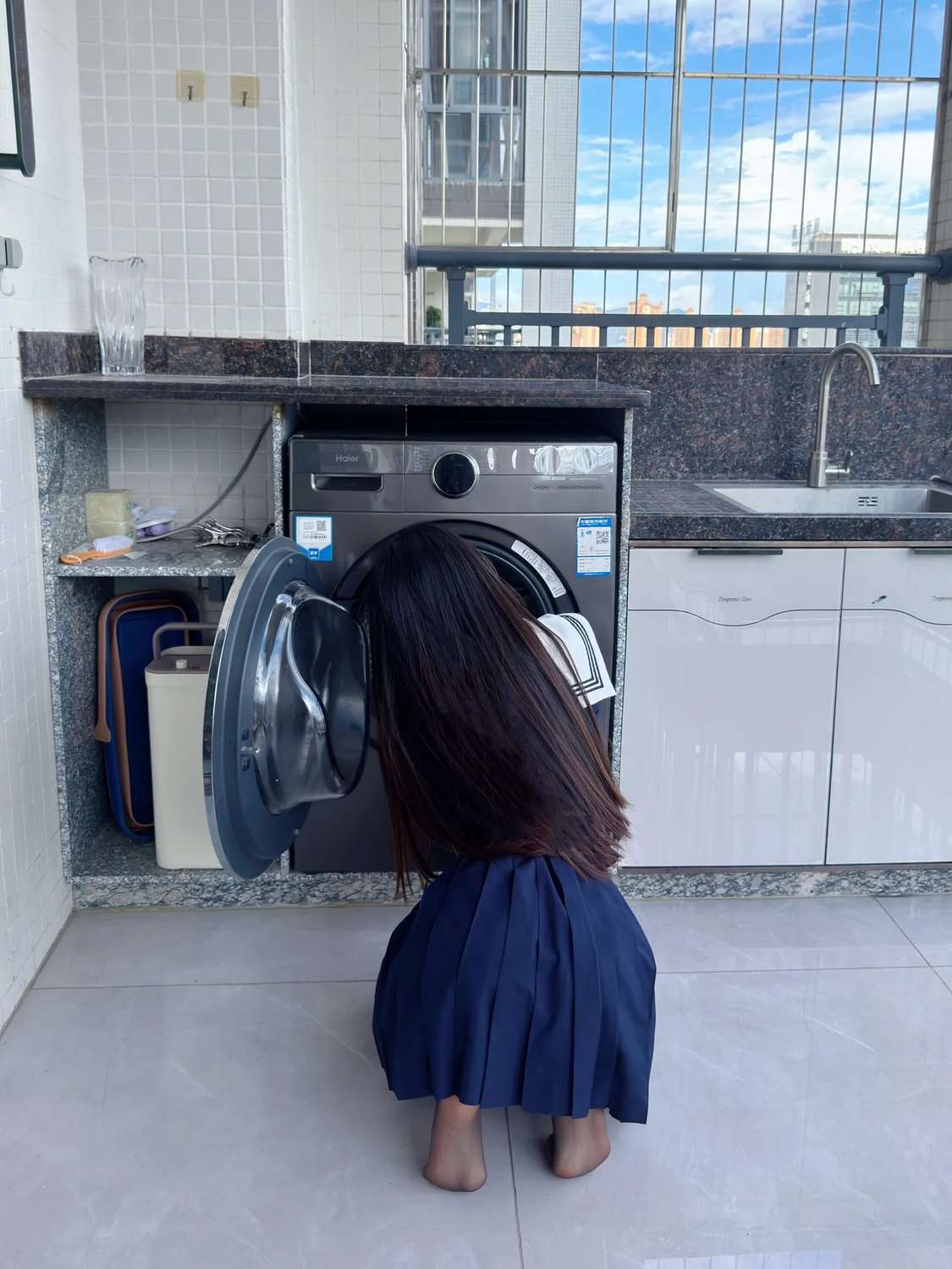新来的同事可能是不太熟悉怎么使用，要不要上去帮忙