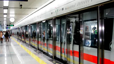 70岁老汉违规停在“下车区”，自身需承担七成责任，姑娘下车时撞人反倒只赔三成责任！