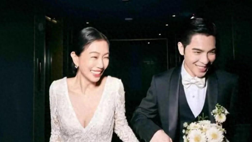 萧敬腾带老婆吃铁板烧！林有慧素颜肤黑喝到上头 ，穿衣尴尬但有料