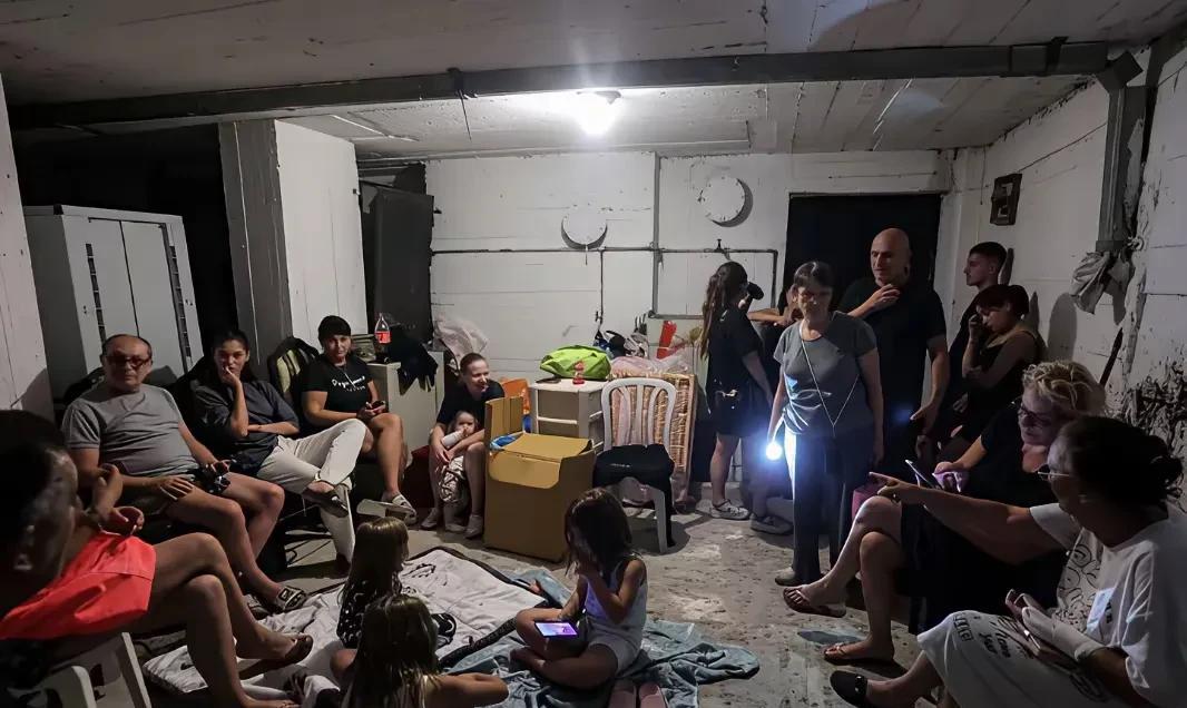 以色列居民
挤压在局促的地下掩体里面
是谁带给他们如此没有尊严的生活？