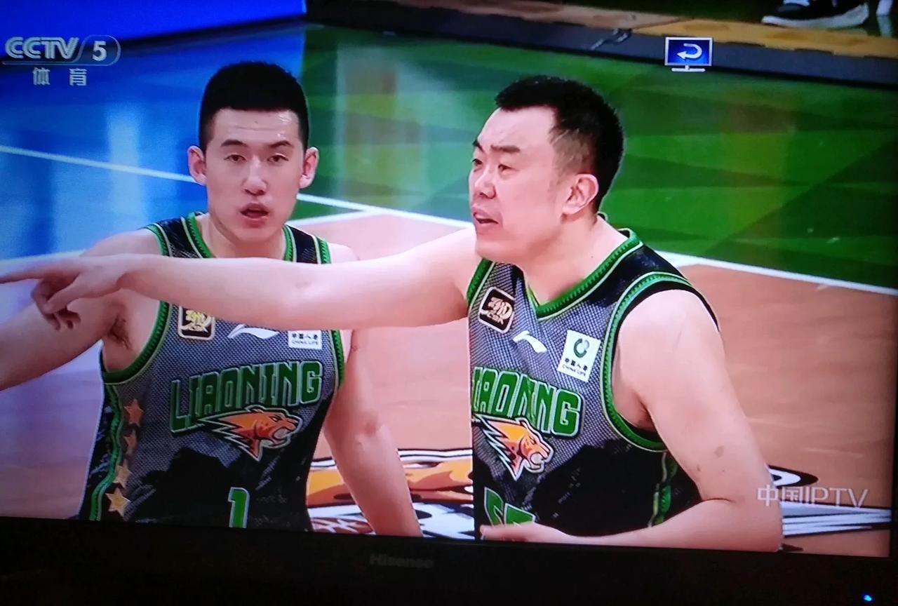 韩德君真的是老了，打不动喽。上场才一分钟就连犯2次规，这么个犯规法，确实有点快。