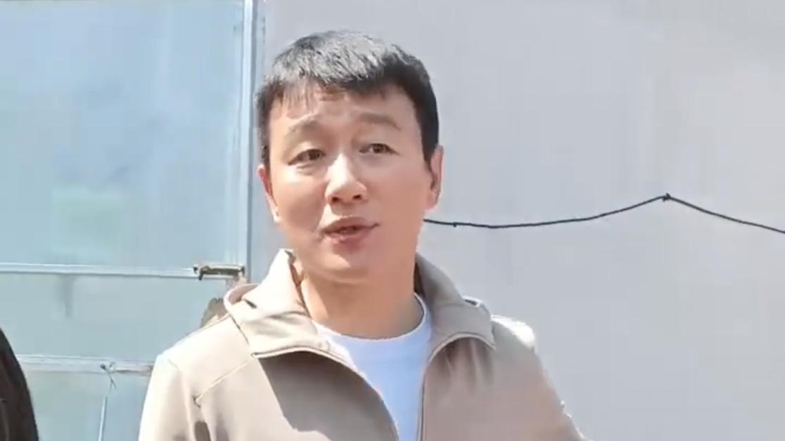 46岁佟大为回本溪老家参加婚礼：不装不炫，才是真高级！
