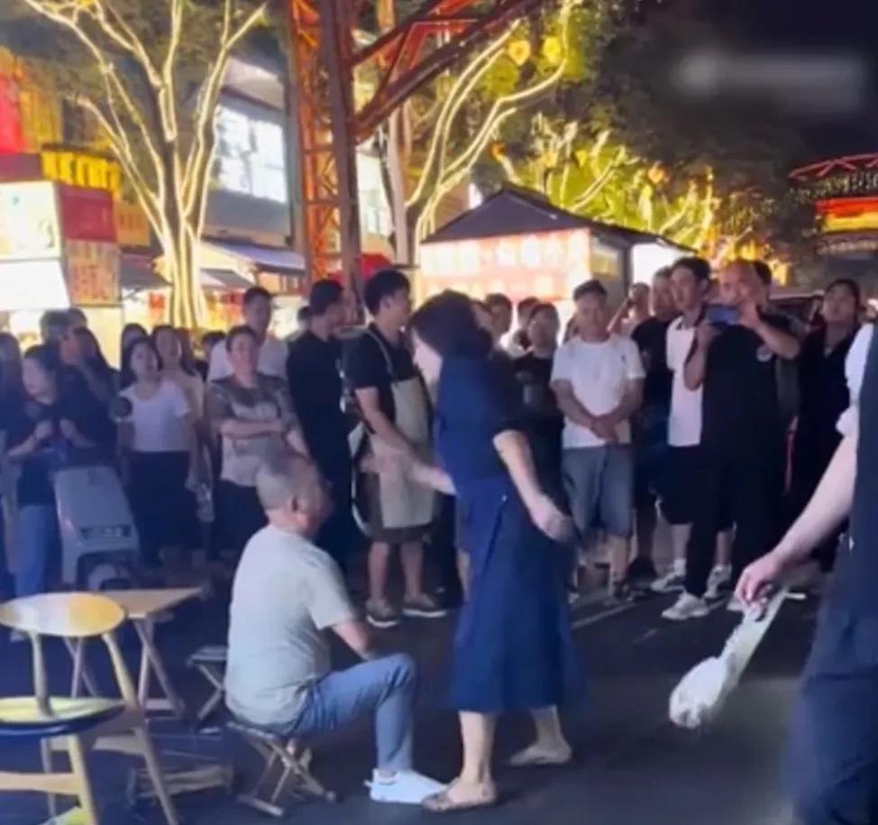 被打了9个耳光还被踹了一脚，男子全程陪笑！场面火爆！一中年妇女发飙起来，连自己都