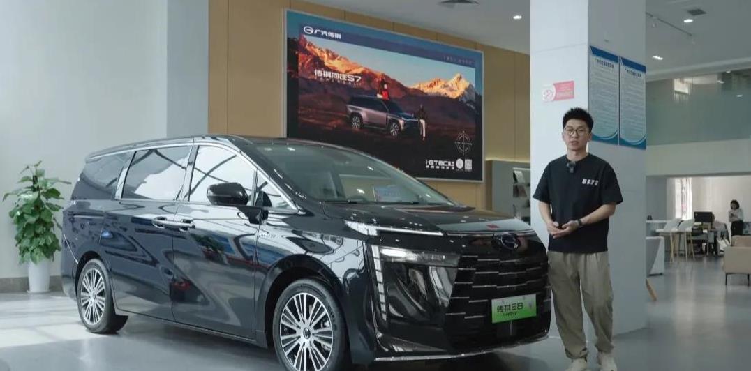 升级电滑门，第二排用上了零重力座椅！带你们盘一下传祺E8 PRO+的二排:
1、