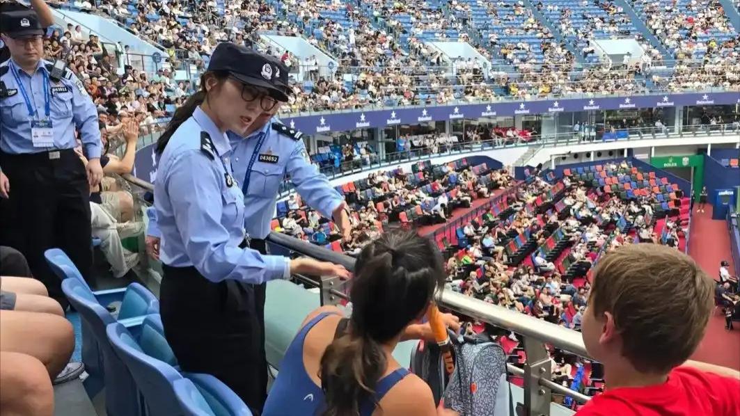 上海网球大师赛的“插曲”：被抬离的女球迷与回归的赛场秩序