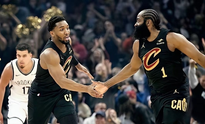 哈登走了，快船的进攻一度像断了电的机器。没人串联，没人控场，伦纳德单打陷入重围，