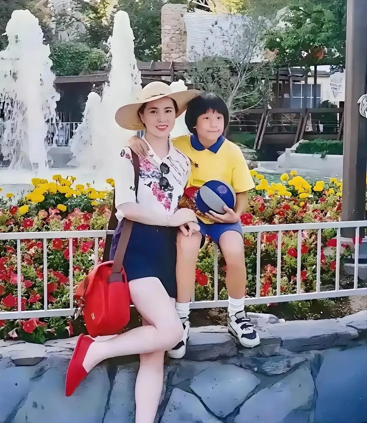 美丽动人的林凤娇，乖巧可爱的房祖名，这张照片摄于上世纪九十年代初期，地点在香港某