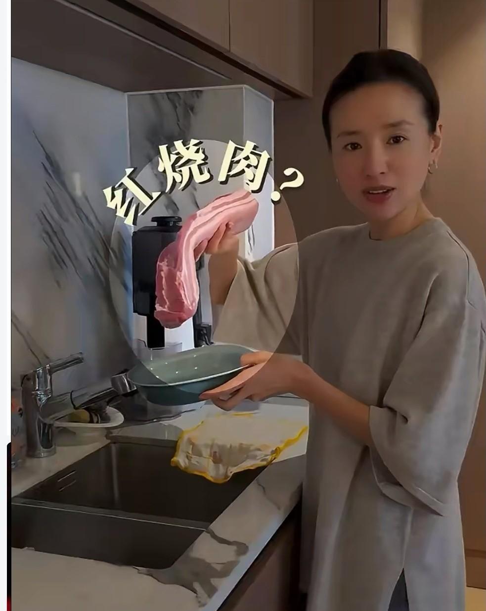 不知道董洁是咋想的，现在经常在网上晒自己做饭的短视频，有戏了，就演一演，拍一拍，