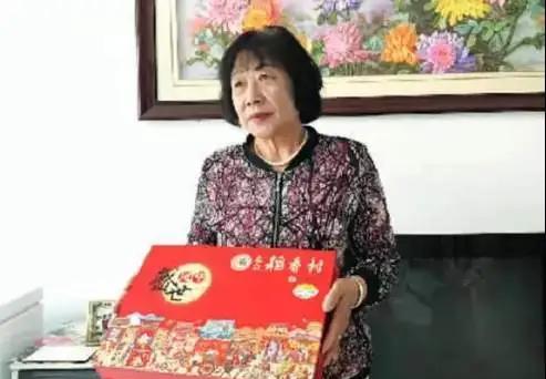 1987年，内蒙一男生考上大学，向女老师报喜，女老师高兴的从兜里掏出20块钱，塞
