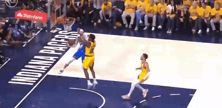 离谱！卡鲁索出界居然给前场球！
在今天NBA总决赛G4雷霆与步行者的第二节比赛中