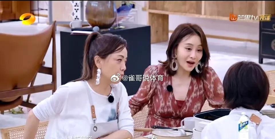 或许生活里总有些不经意的磕碰，让两颗心暂时隔了层纱。但只要愿意坐下好好聊聊，把藏