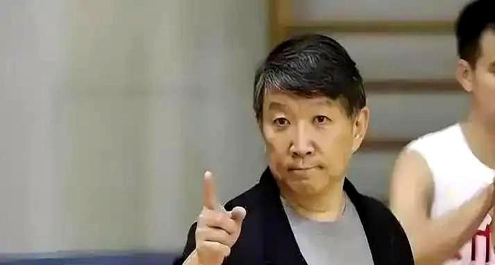 “国家队的大门永远对她敞开”。
搞了半天，宫鲁鸣原来就是个看门的，只不过把开门人