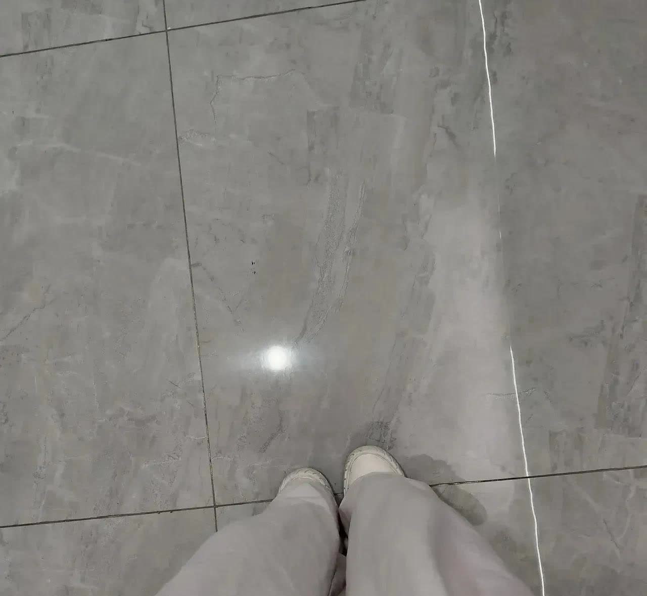 湖北，一名女子最近迷上了穿阔腿裤，可她却发现，这种时尚的阔腿裤，在上卫生间时，给