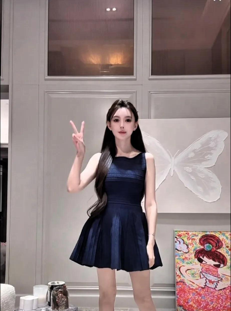 没想到叶柯三胎生完身材恢复的这么好！远远的看上去还真的有点像angelababy