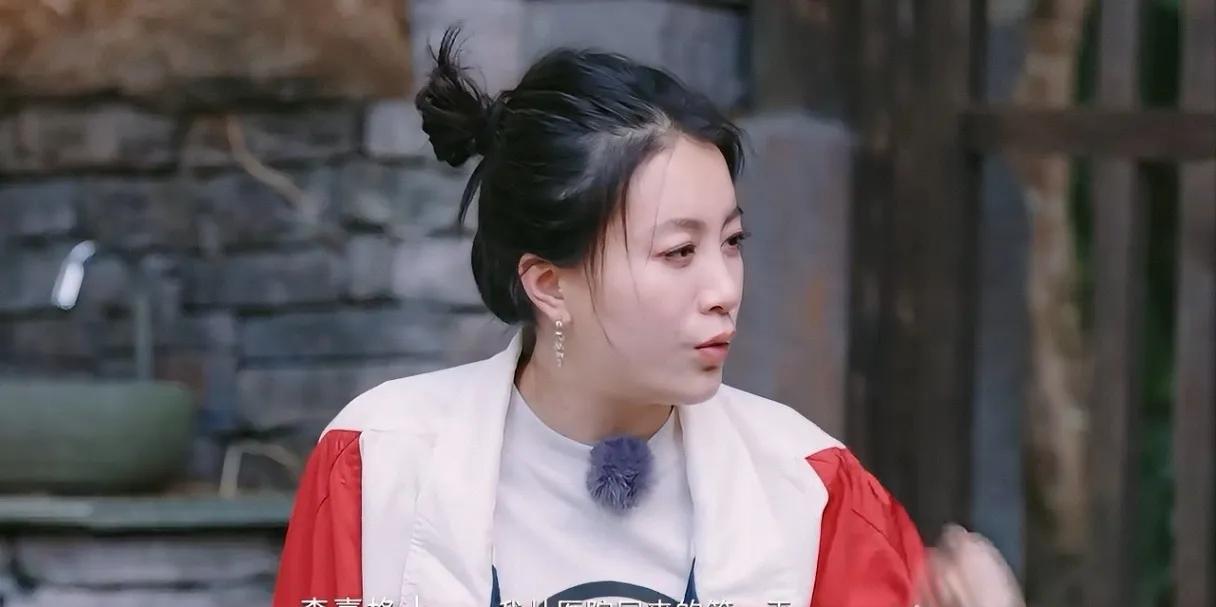 李嘉格又又多了一个“女儿”
李嘉格抱怨道“我当时生我老大的时候，我妈陪我做月子，