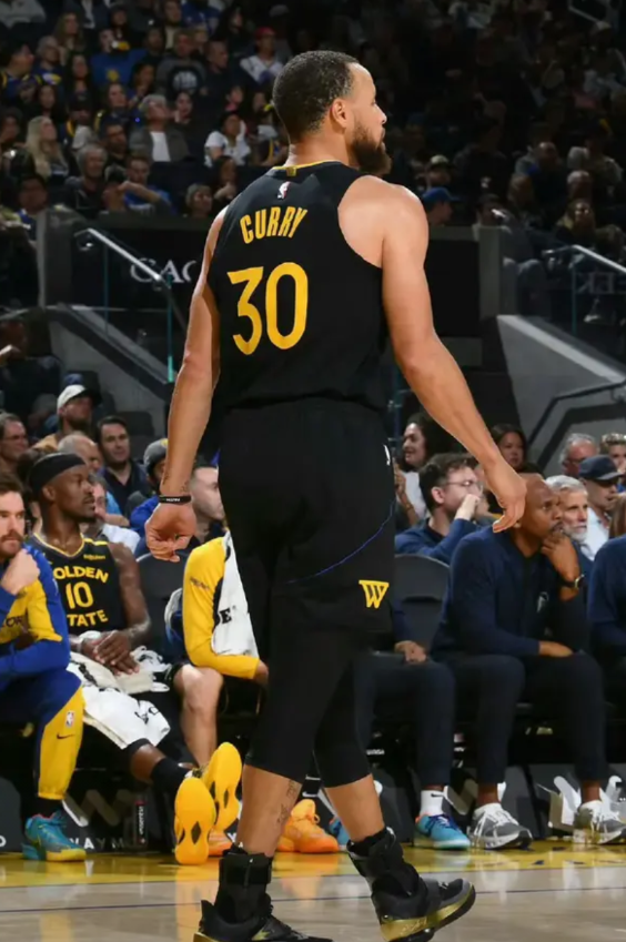 NBA西部大乱斗，仅剩2场比赛了，只有雷霆、火箭、湖人正式锁定了季后赛。
赛前，